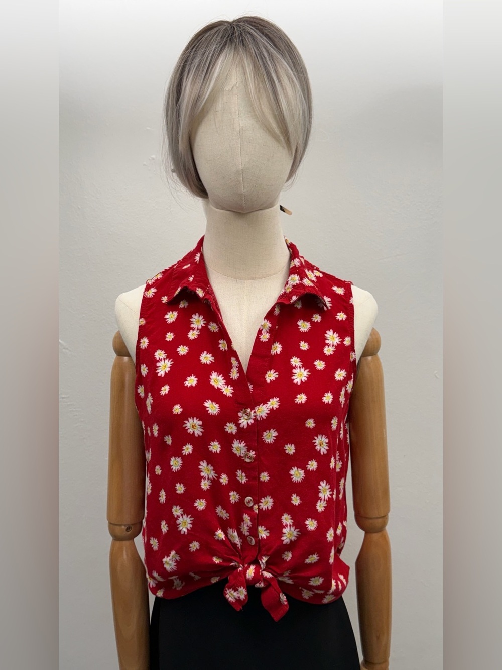 No Boundaries Red Daisy Floral Sleeveless Tie Front Top Size M (7-9)
